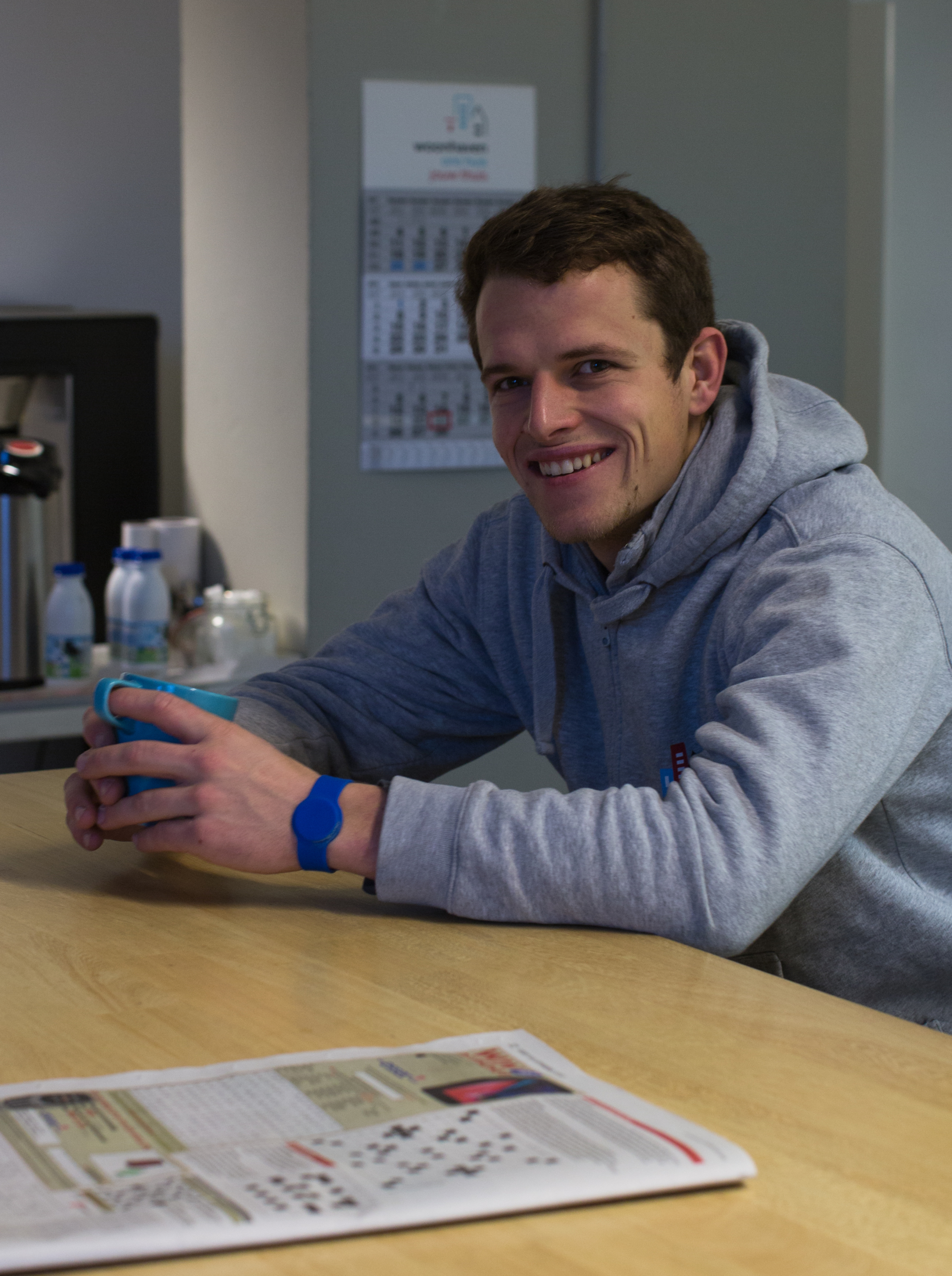 Joris drinkt een kop koffie