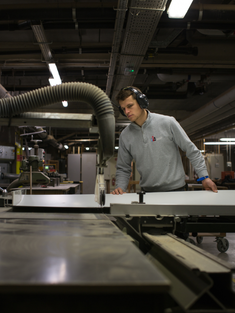 Joris aan de slag in de schrijnwerkerij