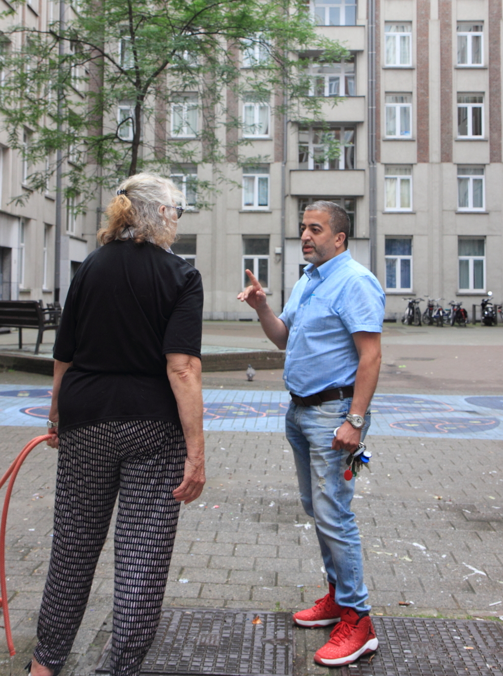 Majid praat met Jeanine